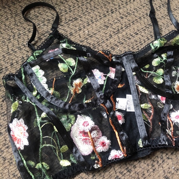 ✨ 3 for 30 ✨ Shein floral embroidered bralette - Picture 2 of 3
